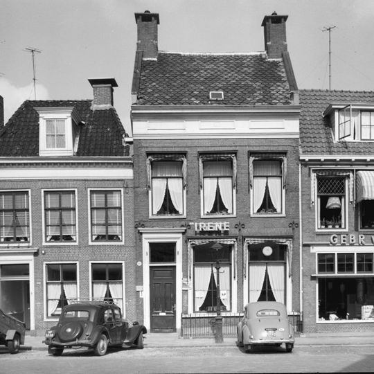 Pand met verdieping onder hoge dwarskap met hoekschoorstenen