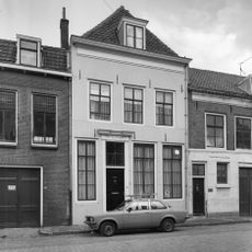 Fors pand met gepleisterde lijstgevel