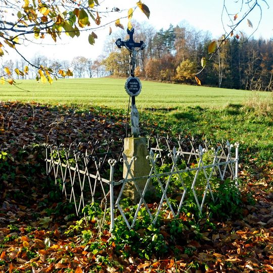 Kříž u cesty severozápadně od Dobrohostova