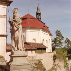 Socha svaté Walburgy před hradem Valdštejn