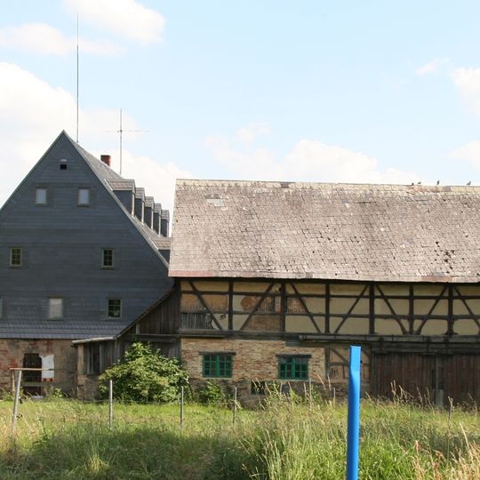 Vierseithof mit Wohnstallhaus, Scheune, ehemaligem Schafstall, Blockspeicher, Seitengebäude und Hofpflasterung Zum Vierseithof 16