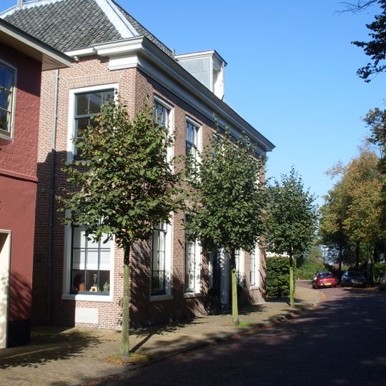 Herenhuis met rechte gootlijst, houten deuromlijsting