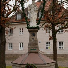 Brunnenförmiges Kriegerdenkmal mit Marienfigur