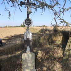 Kříž v zatáčce severně od Opatova