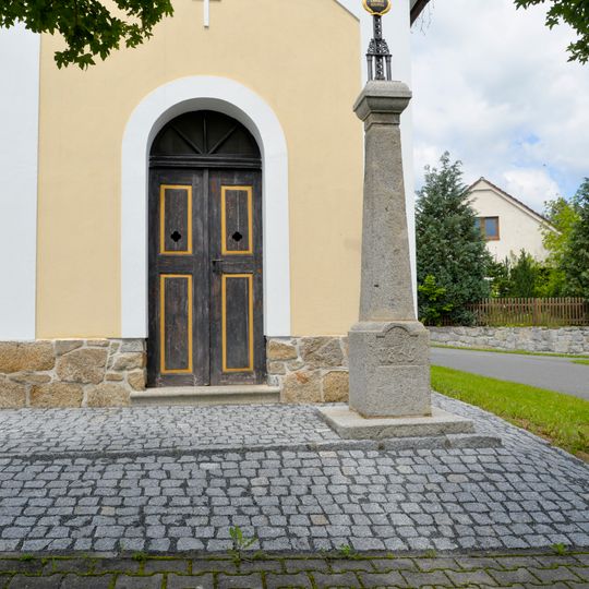 Wayside cross by chapel in Čmelíny