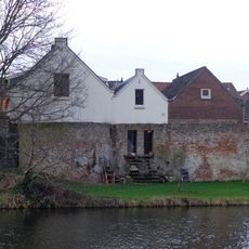 In het pand of op de grens van het erf bevindende stadsmuur(resten)