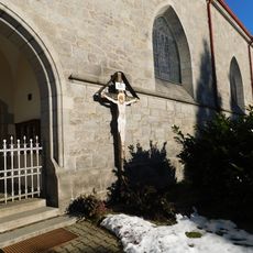 Kříž u kostela v Mukařově