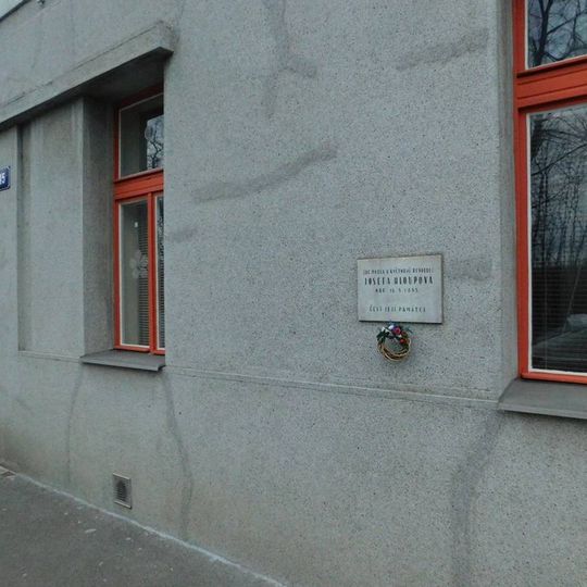Pamětní deska Josefy Hloupové na domě Nad Královskou oborou 126/45 na Letné