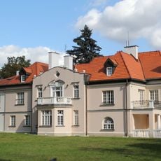 Dwór Zarybie, Jana Pawła II 39 w Żółwinie