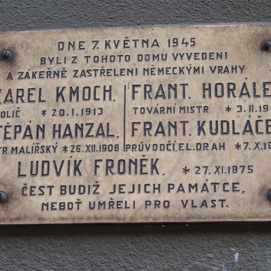 Pamětní deska obětem zavražděným za Květnového povstání na domě Koněvova 1853/129 na Žižkově
