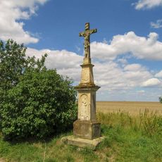 Kříž u Měníka vedle polní cesty