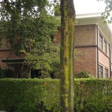 Vier woningen met poort en schuurtjes