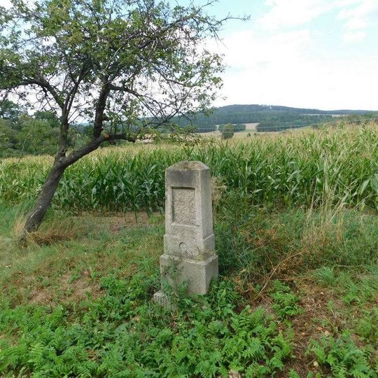 Kříž u silnice v Kuňovicích jihovýchodně od obecního úřadu