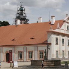 Úřednická budova klášterního dvora v Plasích