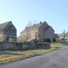 Seitengebäude mit Oberlaube eines ehemaligen Vierseithofes Dorfstraße 27