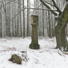 Myslivcův kříž u lesní silničky západně od Maxiček