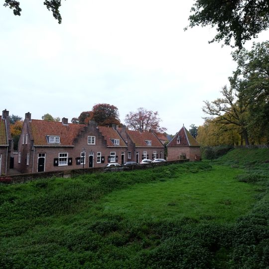 Rechter woonblok, bestaande uit twee woningen die elkaars spiegelbeeld zijn