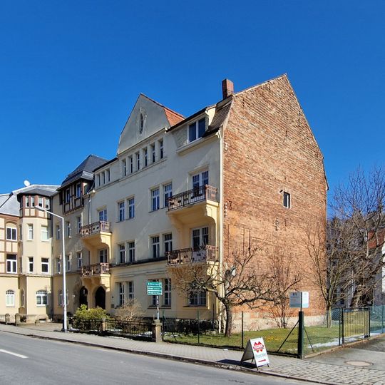 Mietshaus in geschlossener Bebauung, mit Einfriedung Schillerstraße 21