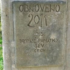 Kříž u cesty mezi Dolanským a Hrázským rybníkem