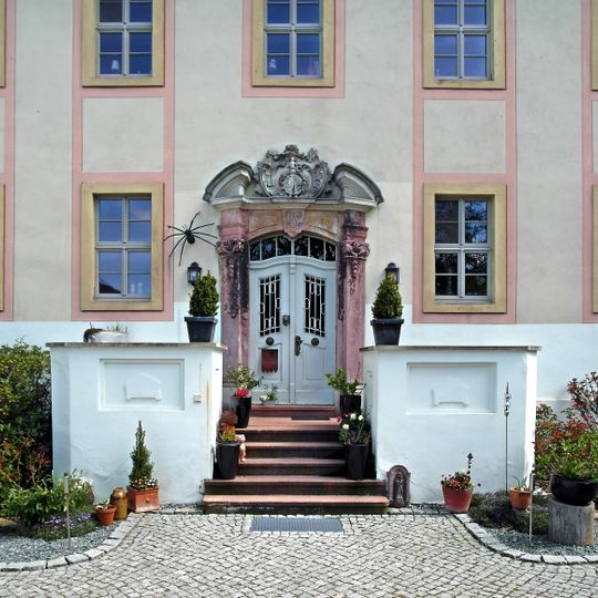 Einzeldenkmale der Sachgesamtheit Rittergut Mittelfrohna: Herrenhaus, Stallgebäude, Torpfeiler und Pavillon im Gutspark, Steinbrücke über den Frohnbach und zwei Wappensteine an einem weiteren Stallgebäude (siehe auch Sachgesamtheitsdokument - Obj