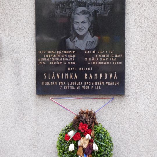 Pamětní deska Slávky Kampové u schodů z Plzeňské ulice ke Klimentce