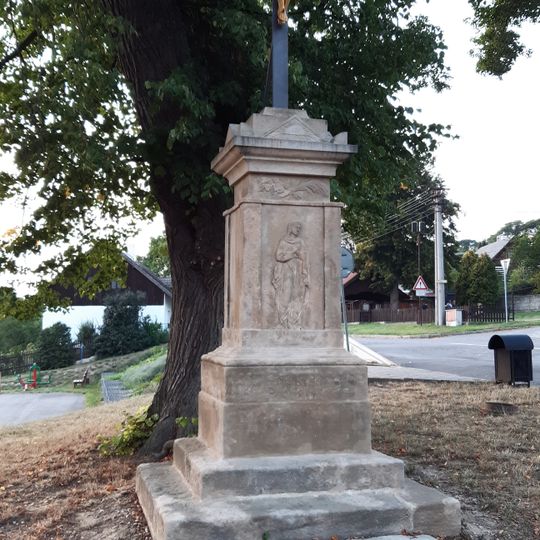 Kříž v centru Vyskeře