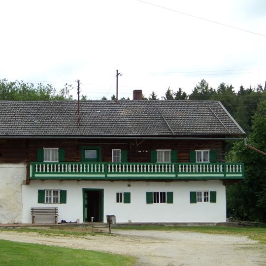 Wohnstallhaus eines Vierseithofs mit Nebengebäuden