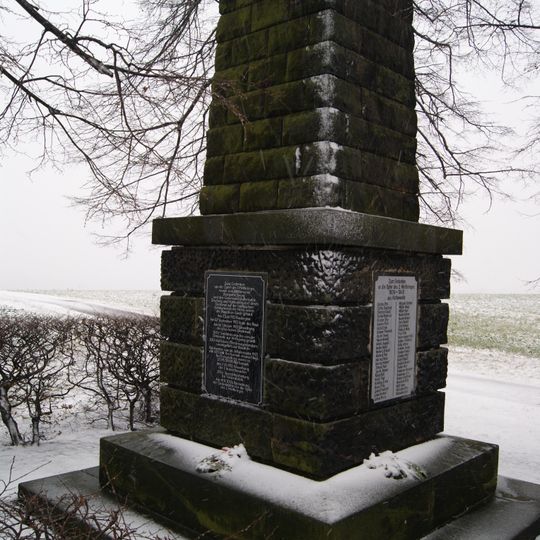 Gedenkbaum sowie Denkmal für die Gefallenen des Ersten Weltkrieges