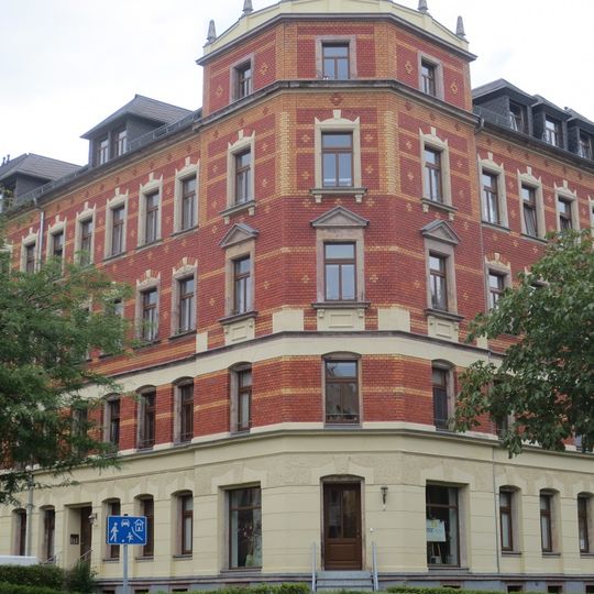 Mietshaus in geschlossener Bebauung in Ecklage, mit Vorgarten Tannenstraße 2