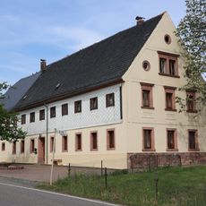 Wohnstallhaus und Seitengebäude eines Vierseithofes Hauptstraße 189
