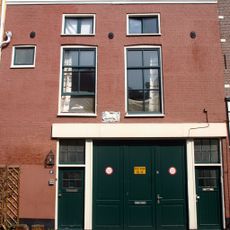 Pand met lijstgevel. Gevelsteen: springend paard