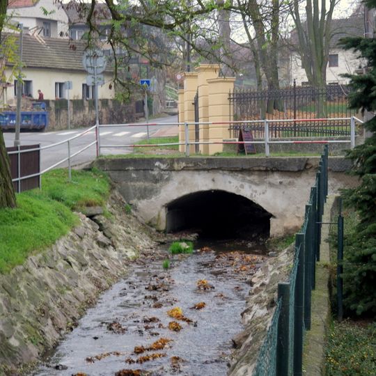 Most Roztocké ulice přes Podmoráňský potok na návsi v Úholičkách