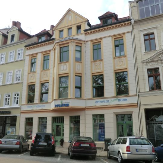 Wohnhaus in geschlossener Bebauung, mit Läden Elisabethstraße 9