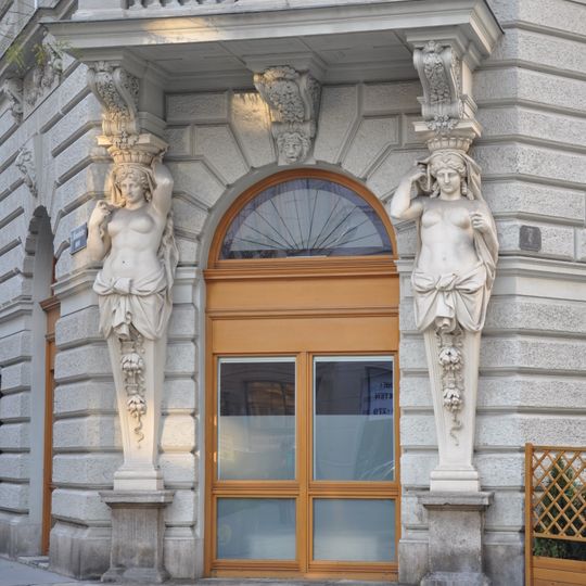 Haustor mit dem Flur samt Bronzebüste