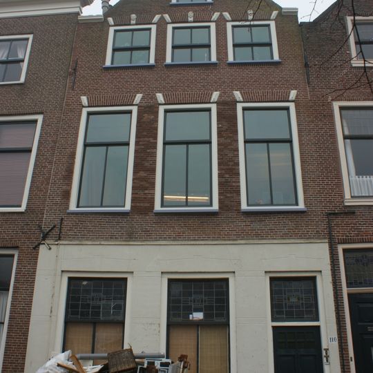 Pand met fragment van trapgevel, boven drie vensters met maskersluitsteen. Bovendeel hersteld 1940, onderpui gepleisterd