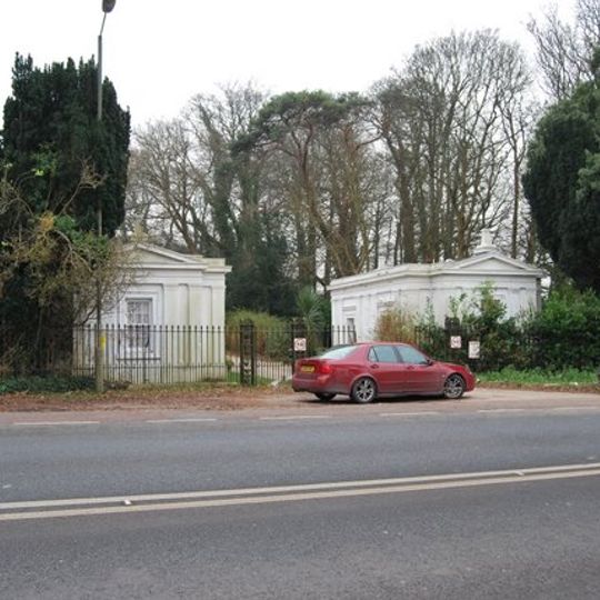 Lodges, Gates, Flanking Walls And Railings At North Entrance To Gramercy Hall School