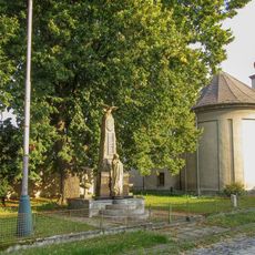 Pomník padlým ve Skrbni u kostela