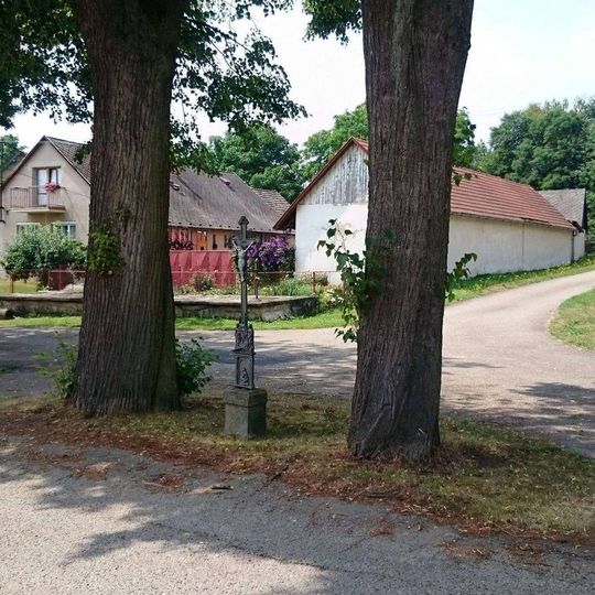 Kříž v Jankovské Lhotě na návsi