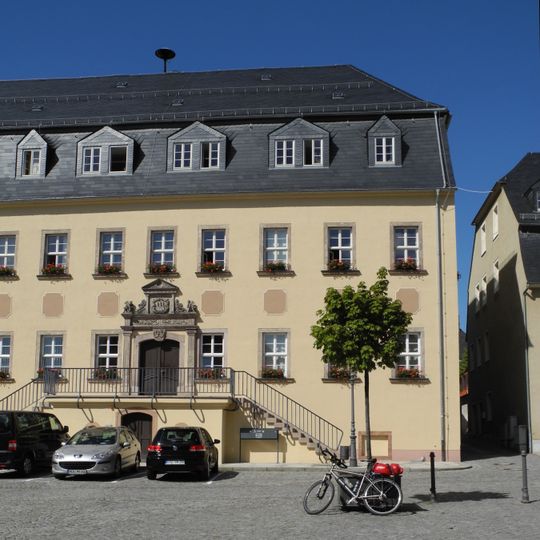 Ehemaliges Wohnhaus mit vorgelagerter Freitreppe und rückwärtigen Nebengebäuden Altmarkt 2