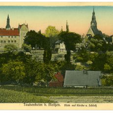 Sachgesamtheit Schloss, Patronatskirche und Rittergut Taubenheim, mit folgenden Einzeldenkmalen: Schloss (Nr. 9), Patronatskirche, Gartenhaus im Park, Torhaus (bei Schulstraße 8), Stützmauern, Parkmauern, Kirchhofsmauer mit Pforte zwischen Kirchhof