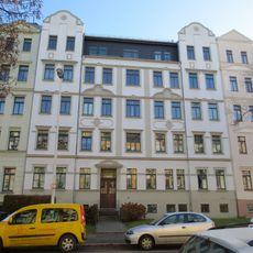 Mietshaus in geschlossener Bebauung mit Vorgarten Zeißstraße 20