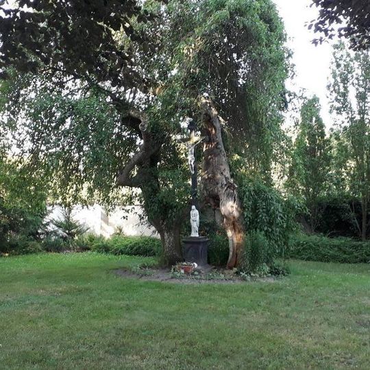 Kříž v Chýnově za kostelem