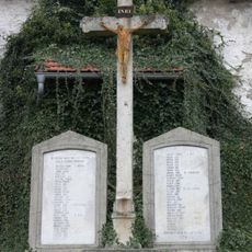 Kříž u kostela v Netíně