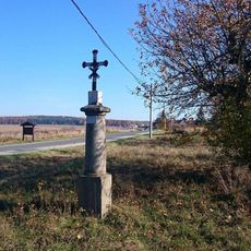 Kříž východně od Chlumčan u rozcestí