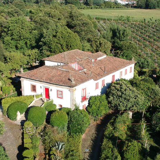 Casa da Mainha, respetivo portal e muros contíguos