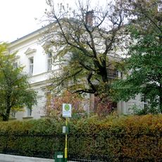 Villa Roth mit Umzäunung