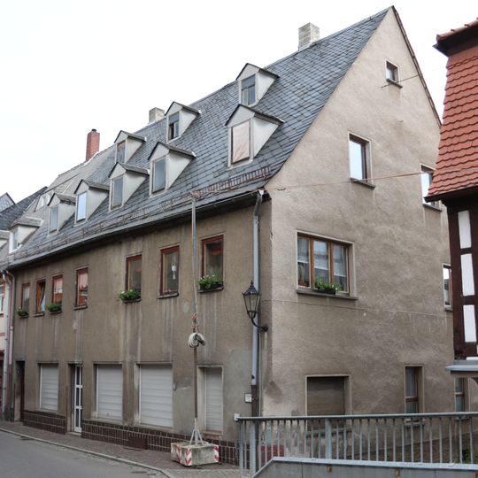 Wohnhaus in geschlossener Bebauung und zwei Hinterhäuser Markt 4