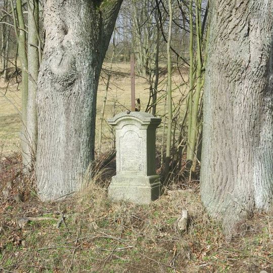 Kříž u silnice poblíž domu 46 v Království