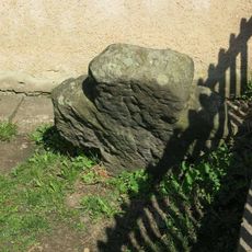 Smírčí kříž v zahradě domu v Nádražní ulici v Chabařovicích