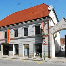 Wohn- und Geschäftshaus, Gasthaus, ehem. Gasthof „Zum schwarzen Adler“